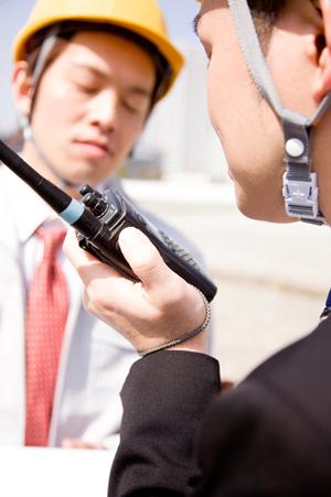 フォークリフトで荷物を吊り上げる